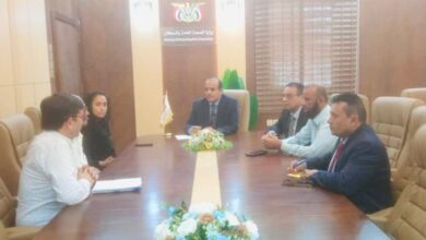 Health Minister discusses Handicap Intl's healthcare interventions with its Country Director.