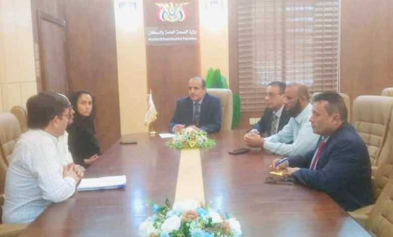 Health Minister discusses Handicap Intl's healthcare interventions with its Country Director.