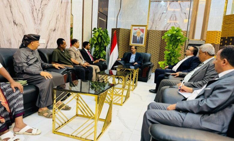 Information Minister discusses with Socotra Deputy Governor ways to boost tourism in the province.