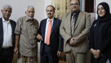 Minister of Information visits educator and artist Bin Tarsh in Mukalla.