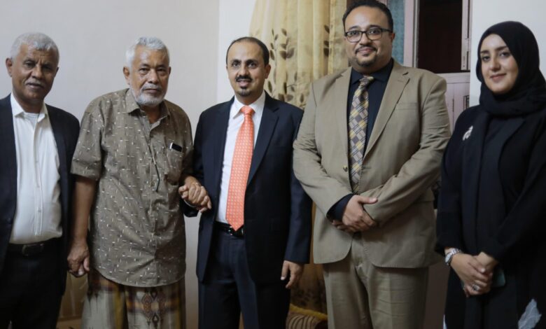 Minister of Information visits educator and artist Bin Tarsh in Mukalla.