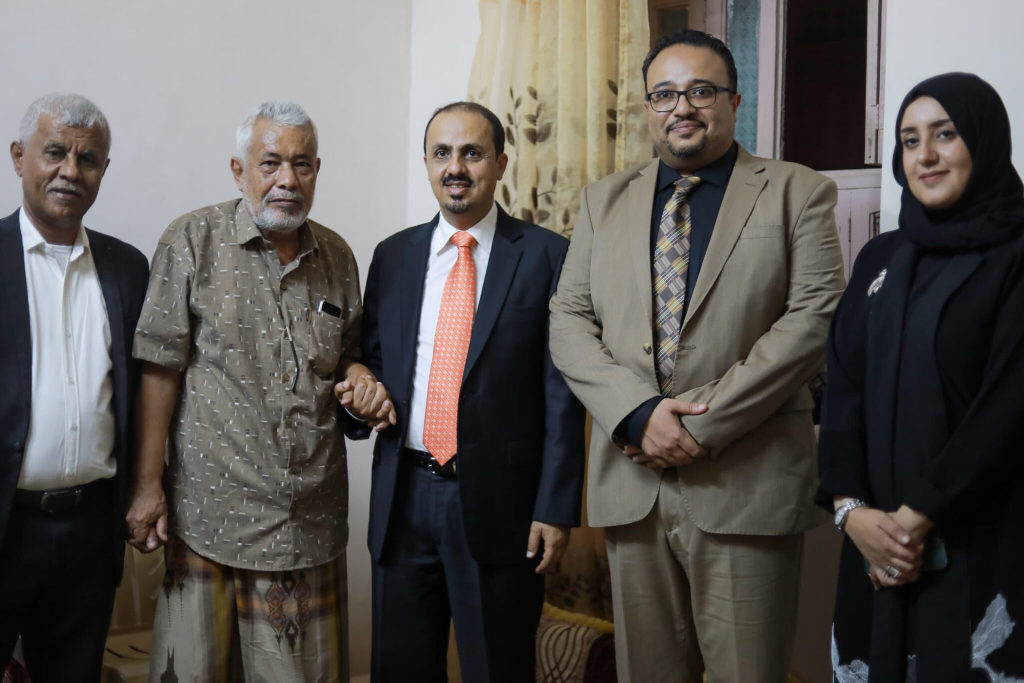 Minister of Information visits educator and artist Bin Tarsh in Mukalla.