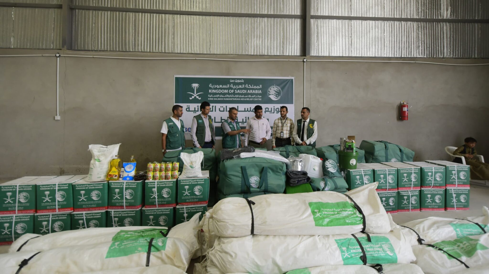 Salman Relief Center launches emergency food and shelter aid distribution for 687 displaced families in Marib.