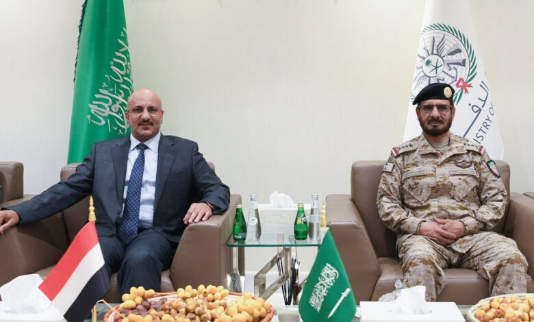 Tariq Saleh, member of the Leadership Council, meets with the commander of the Joint Arab Coalition forces.