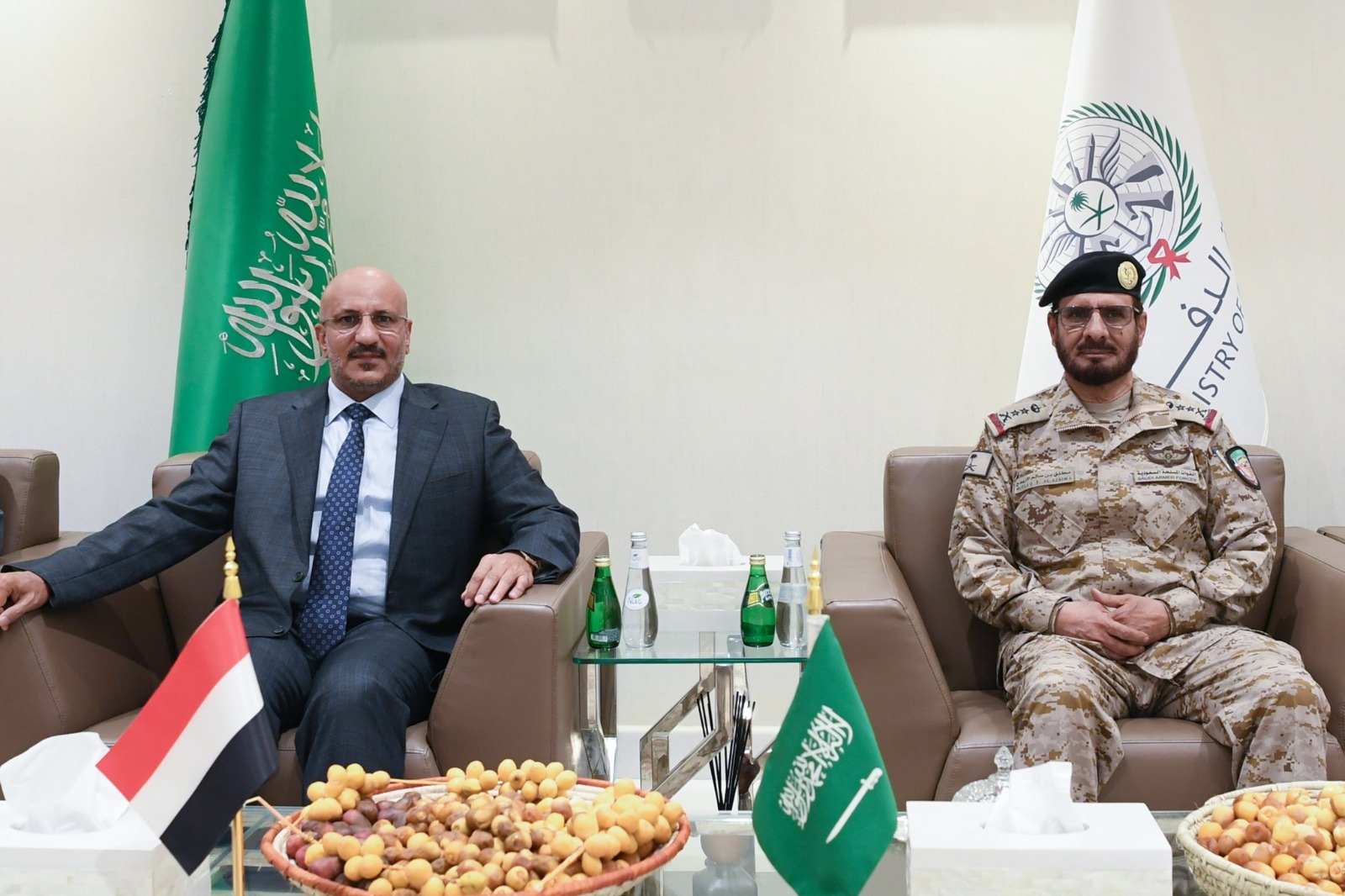 Tariq Saleh, member of the Leadership Council, meets with the commander of the Joint Arab Coalition forces.