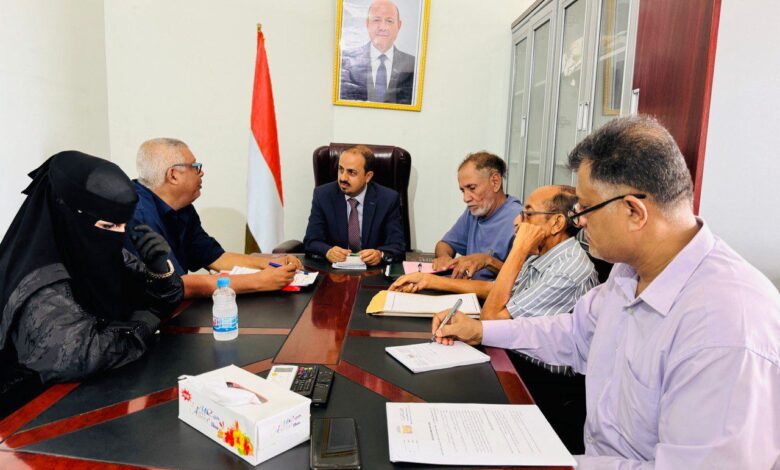 Al-Eryani meets with leaders of Jamil Ghanem Institute of Fine Arts, discusses students' conditions and needs.