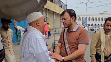 Dr. Abdullah Al-Alimi, a member of the Leadership Council, attended Friday prayers and inspected neighborhoods in Mukalla city.