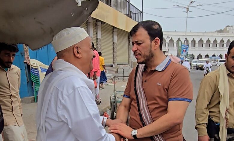 Dr. Abdullah Al-Alimi, a member of the Leadership Council, attended Friday prayers and inspected neighborhoods in Mukalla city.