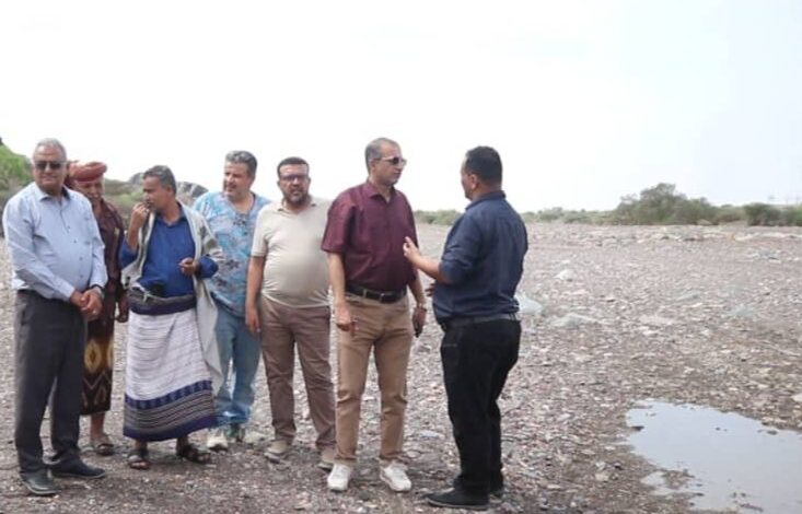 Engineering team assesses flood damage to Balh Bridge in Lahj, initiating repair efforts.