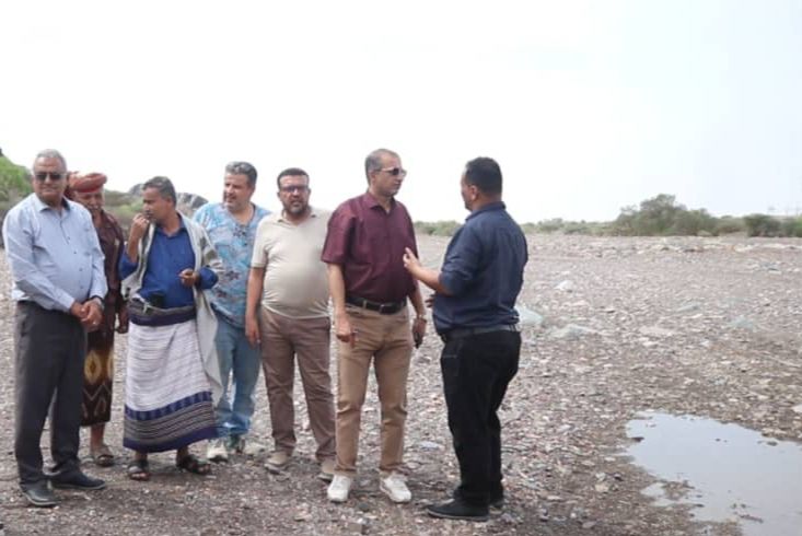 Engineering team assesses flood damage to Balh Bridge in Lahj, initiating repair efforts.