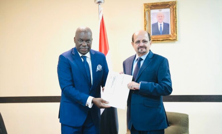 Foreign Minister receives Angola Ambassador's credentials copy.