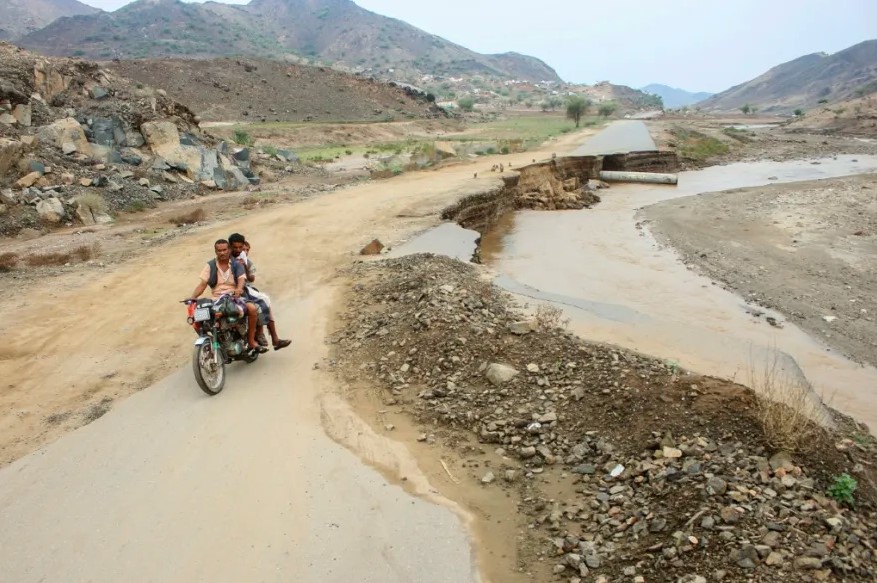 Gov report: Floods in Abyan and Taiz affect hundreds of displaced families., Delete Falstop (.) from the end of the address