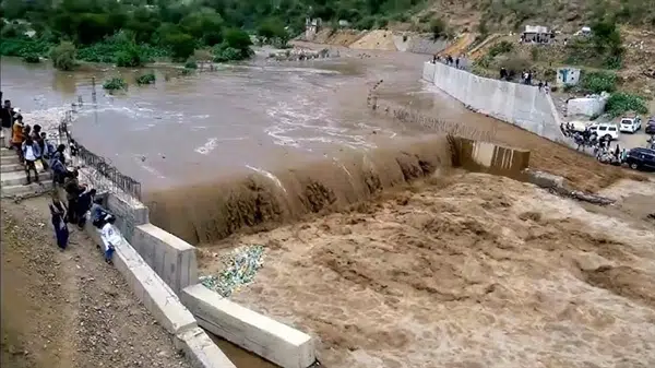 Heavy rains and floods in Dhamar cause significant damage.