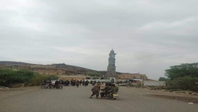 Houthi militia besieges Hamma Sarar village in Al Bayda; rights groups demand firm international stance.