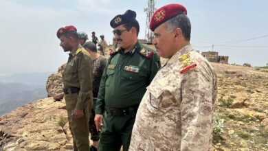 Interior Minister and Taiz Axis Commander visit armed forces heroes in Al-Shamayateen and city's east entrance.