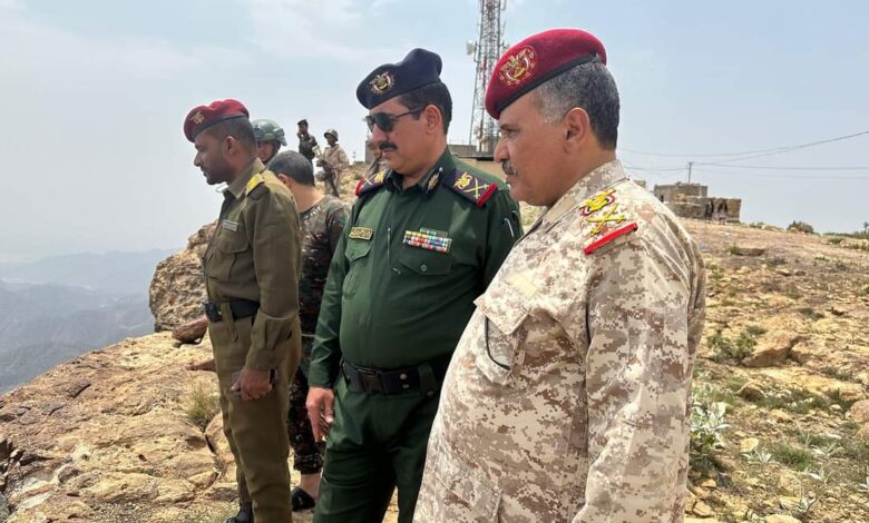 Interior Minister and Taiz Axis Commander visit armed forces heroes in Al-Shamayateen and city's east entrance.