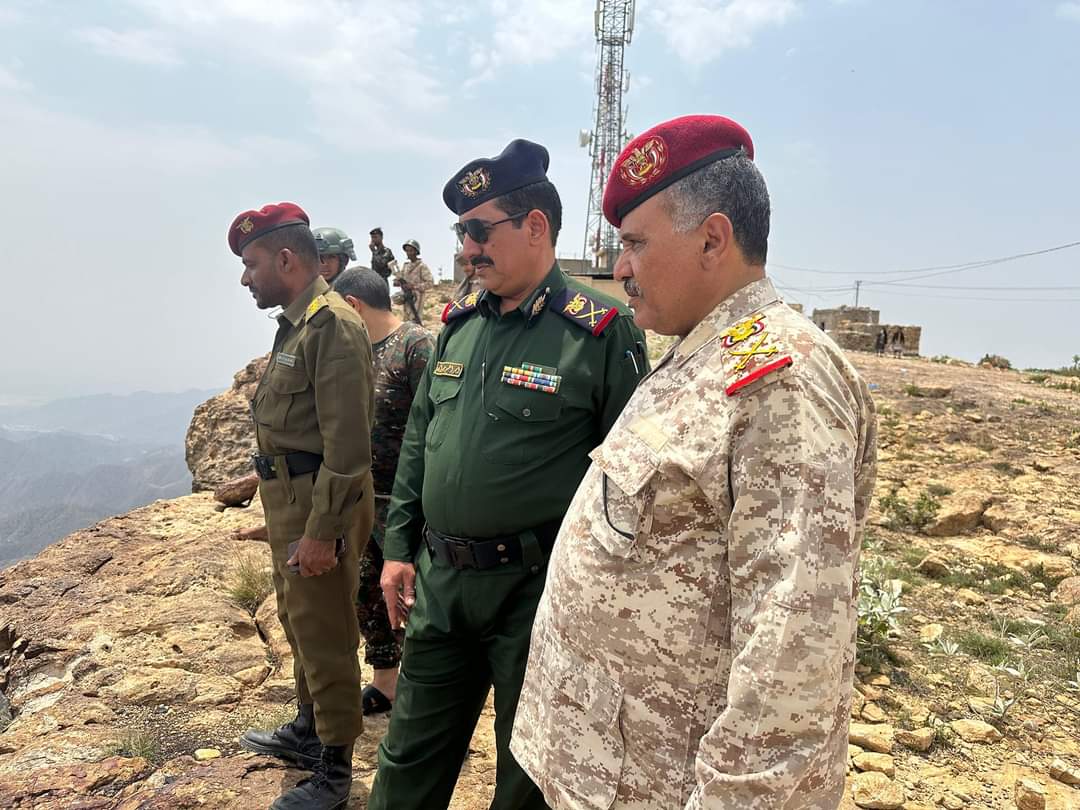 Interior Minister and Taiz Axis Commander visit armed forces heroes in Al-Shamayateen and city's east entrance.