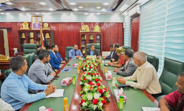 Minister of Public Works and Mahra Governor discuss repair needs for damages caused by Hurricane Tej.