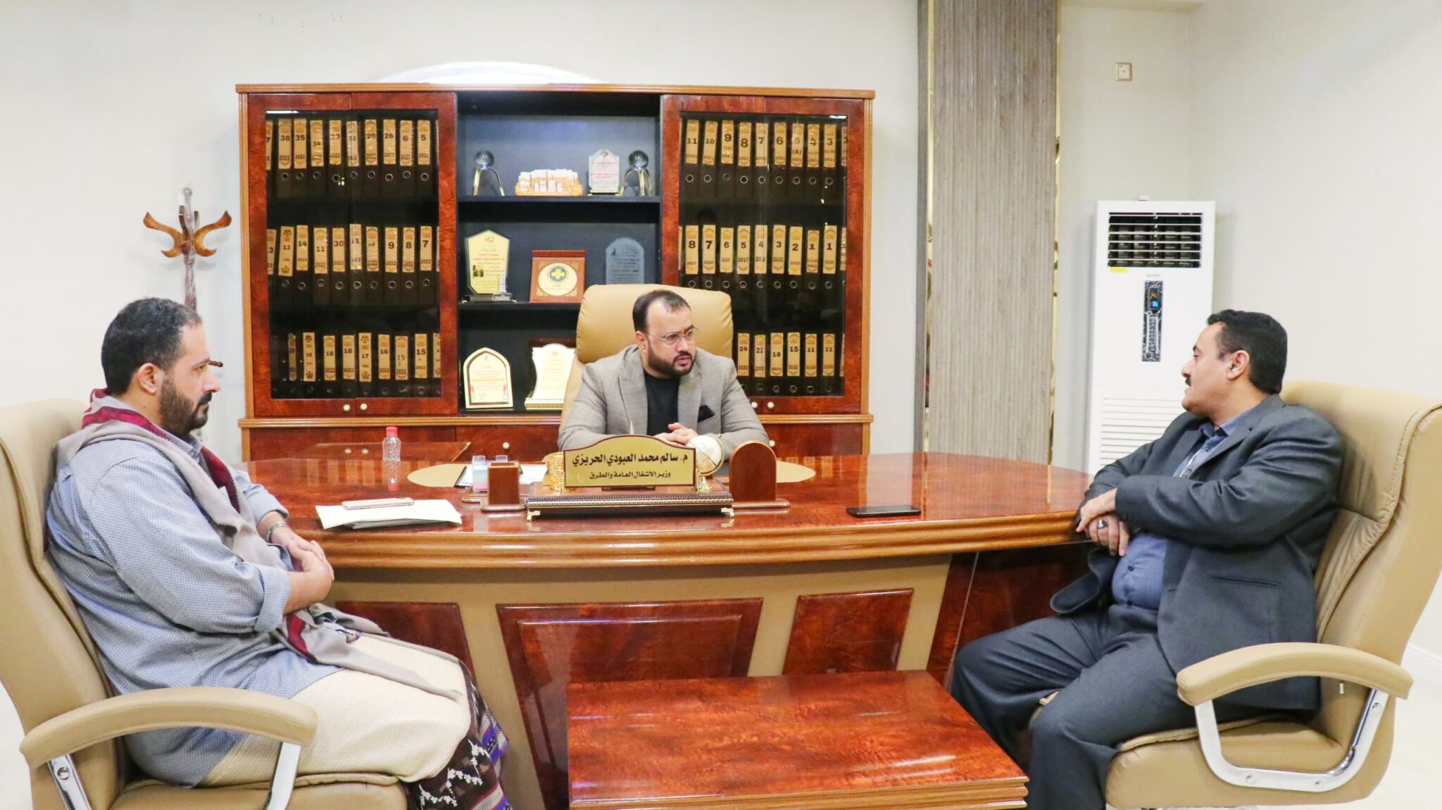 Public Works Minister discusses Mansoura Corniche rehabilitation in Aden with local director.