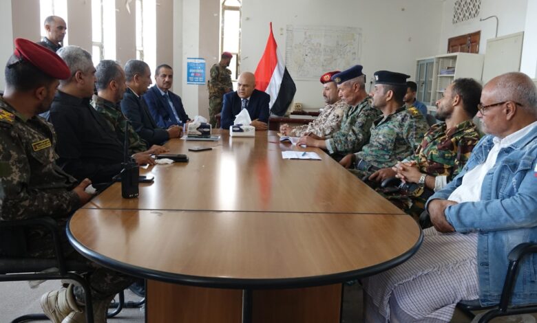 Taiz Governor Chairs Security Committee Meeting in Al-Shamayatayn District