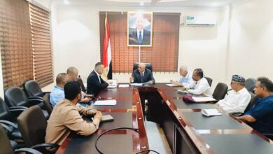 Water and Environment Minister meets UNHCR office director in Aden for refugee affairs discussion.