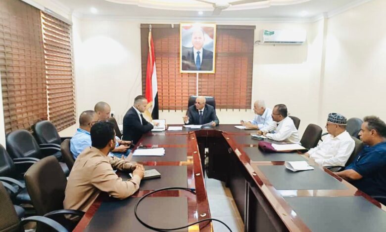 Water and Environment Minister meets UNHCR office director in Aden for refugee affairs discussion.