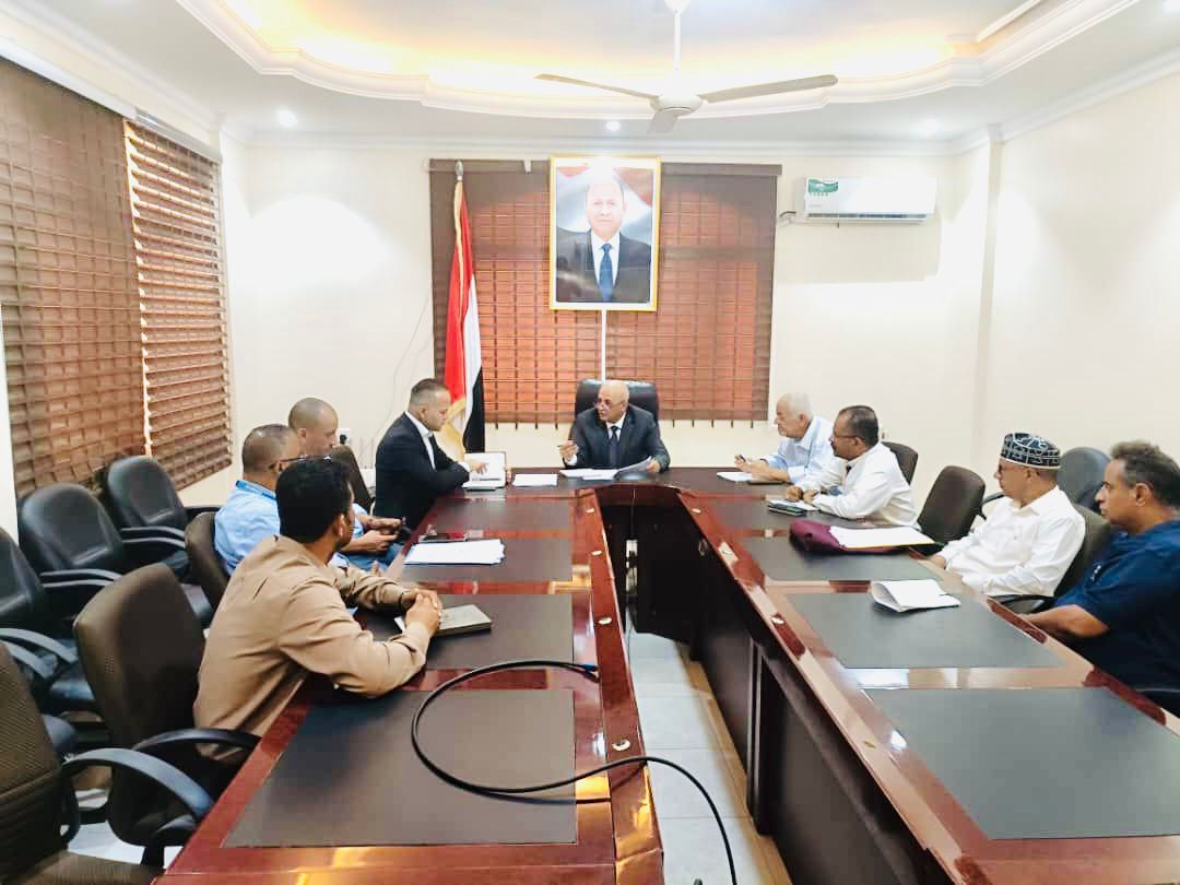 Water and Environment Minister meets UNHCR office director in Aden for refugee affairs discussion.