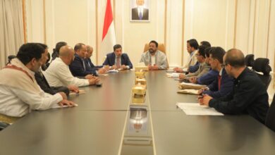 A meeting chaired by Council member Gen. Sultan Al-Arada and the Prime Minister discussed ongoing operations in oil and gas sectors in Marib.