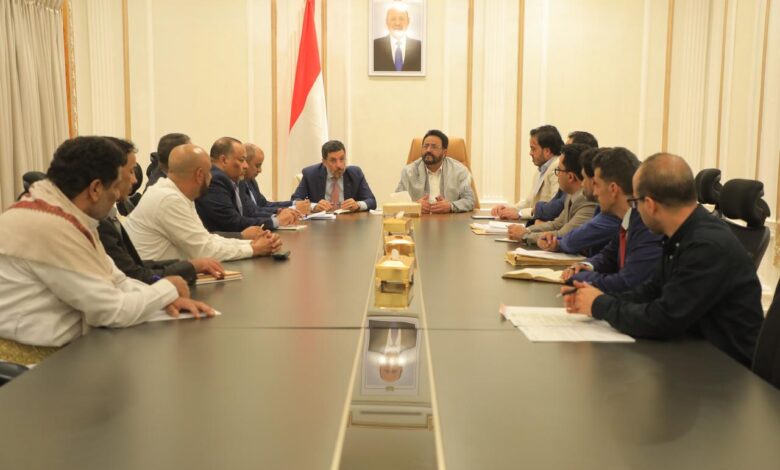 A meeting chaired by Council member Gen. Sultan Al-Arada and the Prime Minister discussed ongoing operations in oil and gas sectors in Marib.