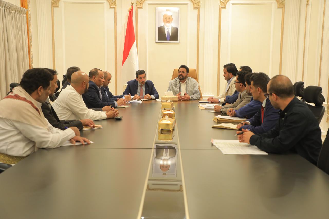 A meeting chaired by Council member Gen. Sultan Al-Arada and the Prime Minister discussed ongoing operations in oil and gas sectors in Marib.