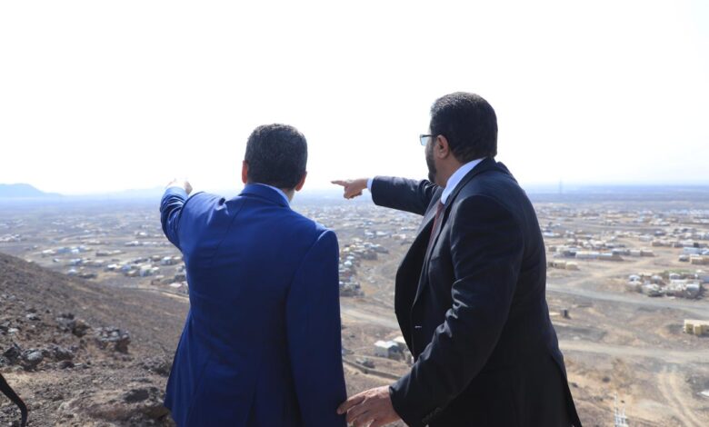 Al-Aradah and Bin Mubarak assess the conditions of displaced persons at Al-Jafina and Al-Suwaida camps in Marib.