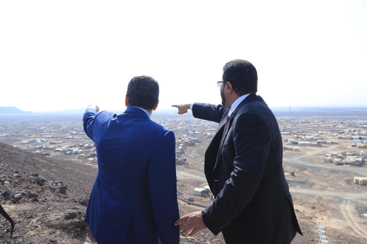 Al-Aradah and Bin Mubarak assess the conditions of displaced persons at Al-Jafina and Al-Suwaida camps in Marib.