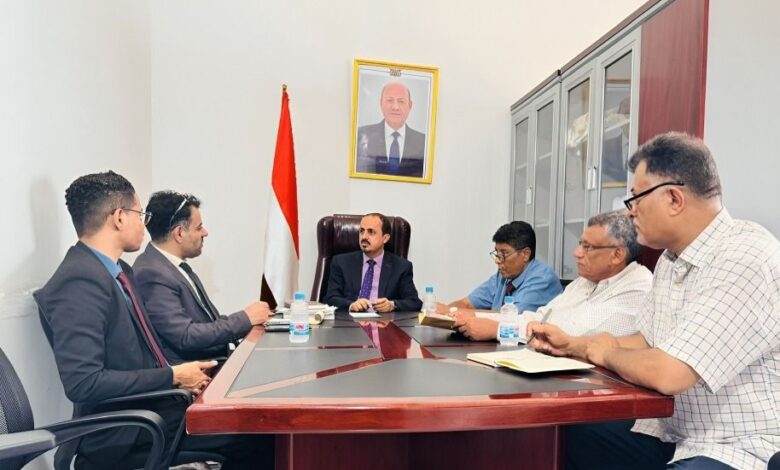 Information Minister meets with the executive body of Hadhramaut International Book Fair to discuss event arrangements.