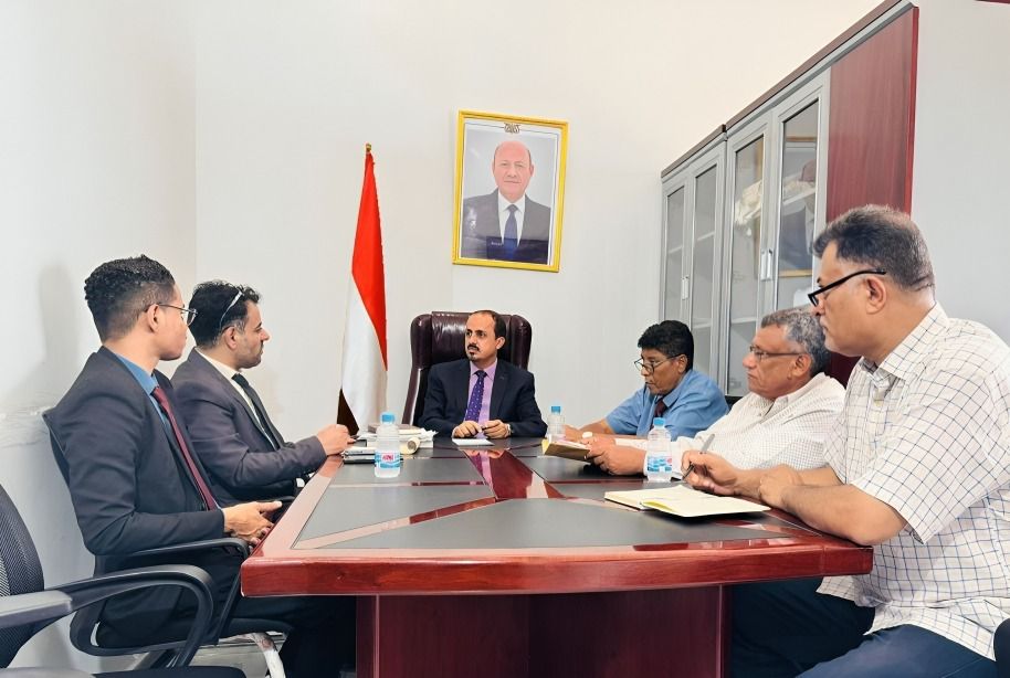 Information Minister meets with the executive body of Hadhramaut International Book Fair to discuss event arrangements.