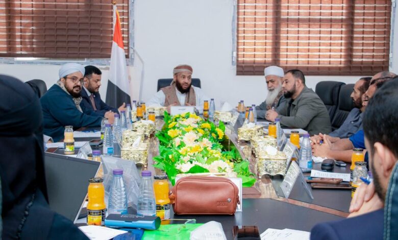 Meeting in Aden discusses activities of the Ministry of Endowments and Guidance sectors.