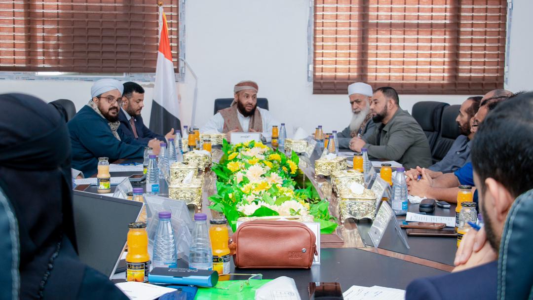 Meeting in Aden discusses activities of the Ministry of Endowments and Guidance sectors.