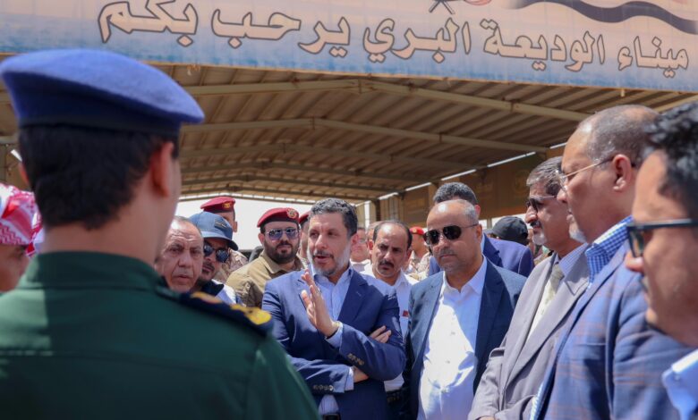 The Prime Minister visits Al-Wadiah crossing, reviews traveler procedures, and directs a review of ticket prices.