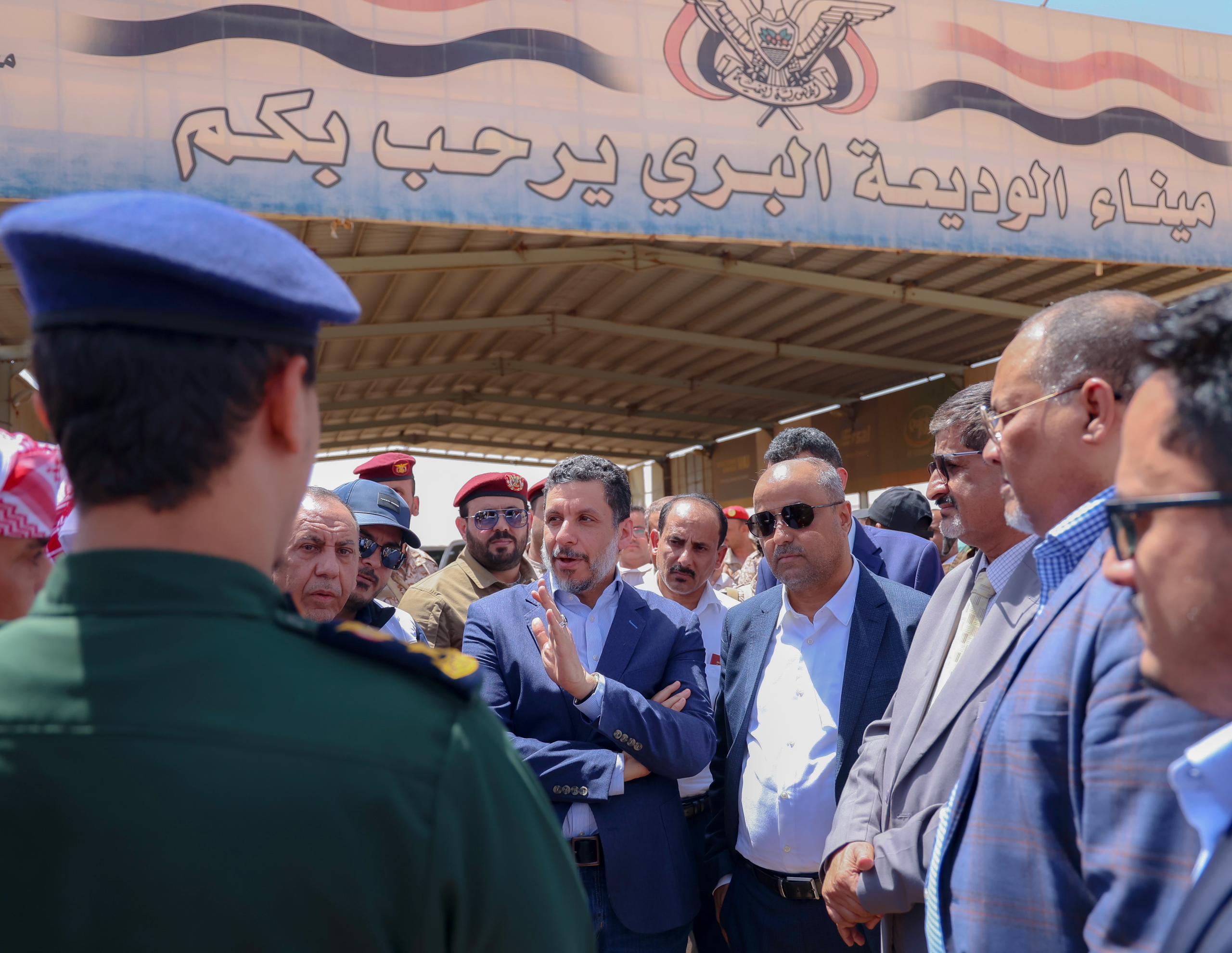 The Prime Minister visits Al-Wadiah crossing, reviews traveler procedures, and directs a review of ticket prices.