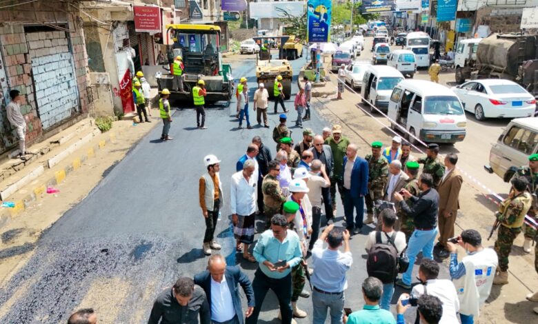 The governor of Taiz inaugurates the rehabilitation and paving of streets in the Salah district.