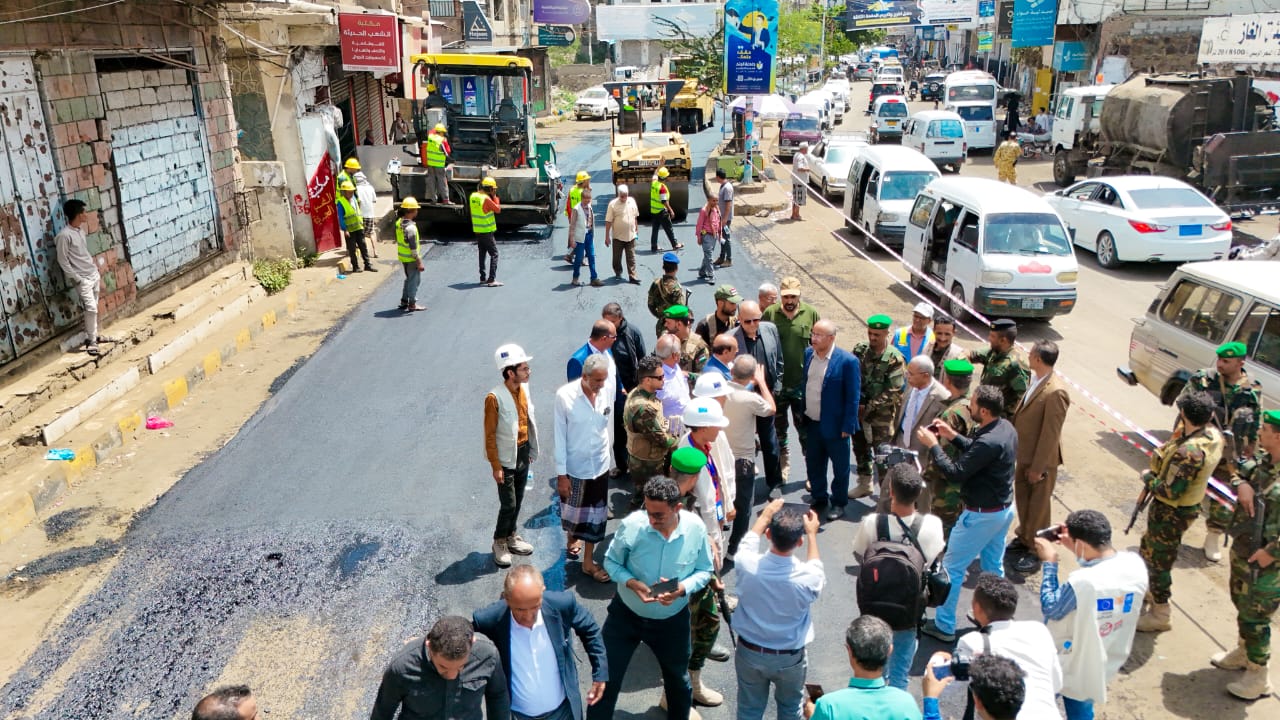 The governor of Taiz inaugurates the rehabilitation and paving of streets in the Salah district.