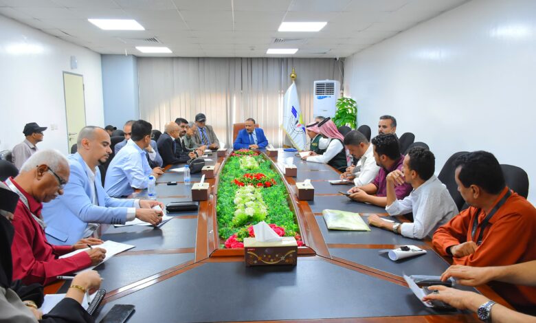 Transport Minister reviews final plans for the main runway and navigation facilities at Aden International Airport.