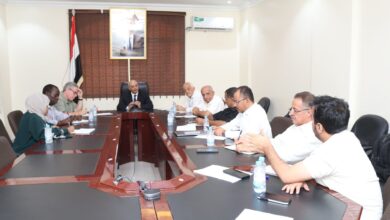 Water and Environment Minister discusses UNICEF support for water projects with an official.