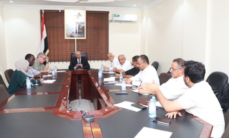 Water and Environment Minister discusses UNICEF support for water projects with an official.