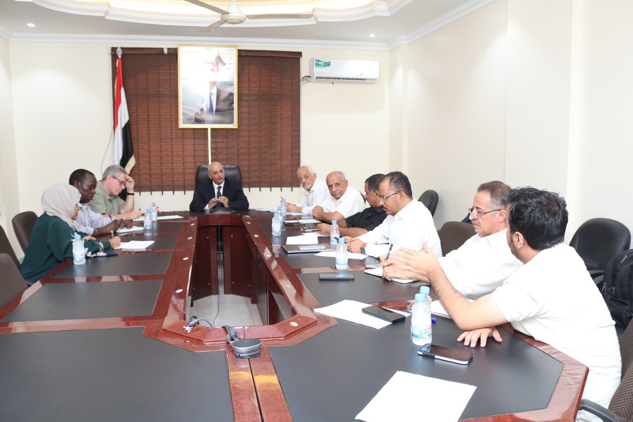 Water and Environment Minister discusses UNICEF support for water projects with an official.