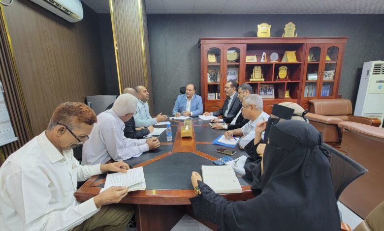 A meeting in Aden discusses price fluctuations and their impact on rising food costs.