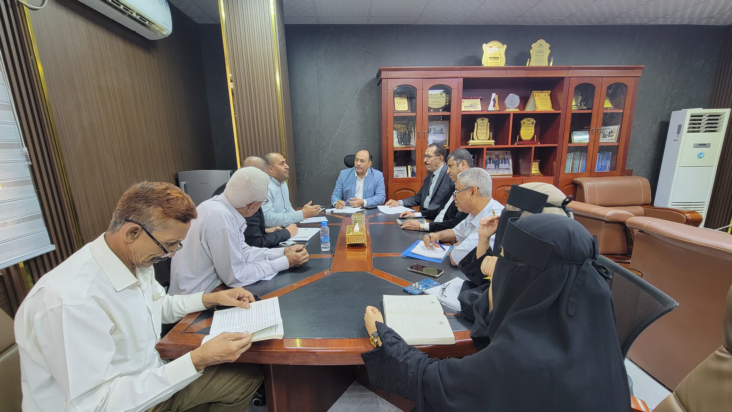 A meeting in Aden discusses price fluctuations and their impact on rising food costs.