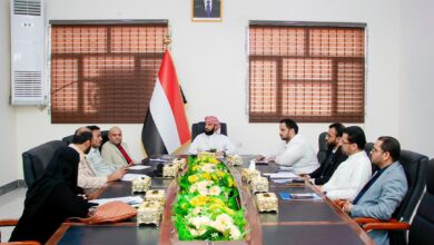 A meeting in Aden discusses the general framework of the draft governance guide for the Hajj and Umrah sector.