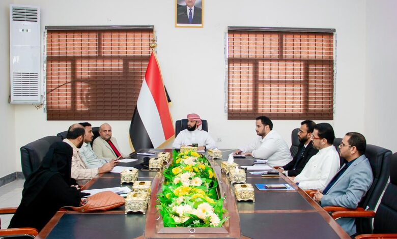 A meeting in Aden discusses the general framework of the draft governance guide for the Hajj and Umrah sector.