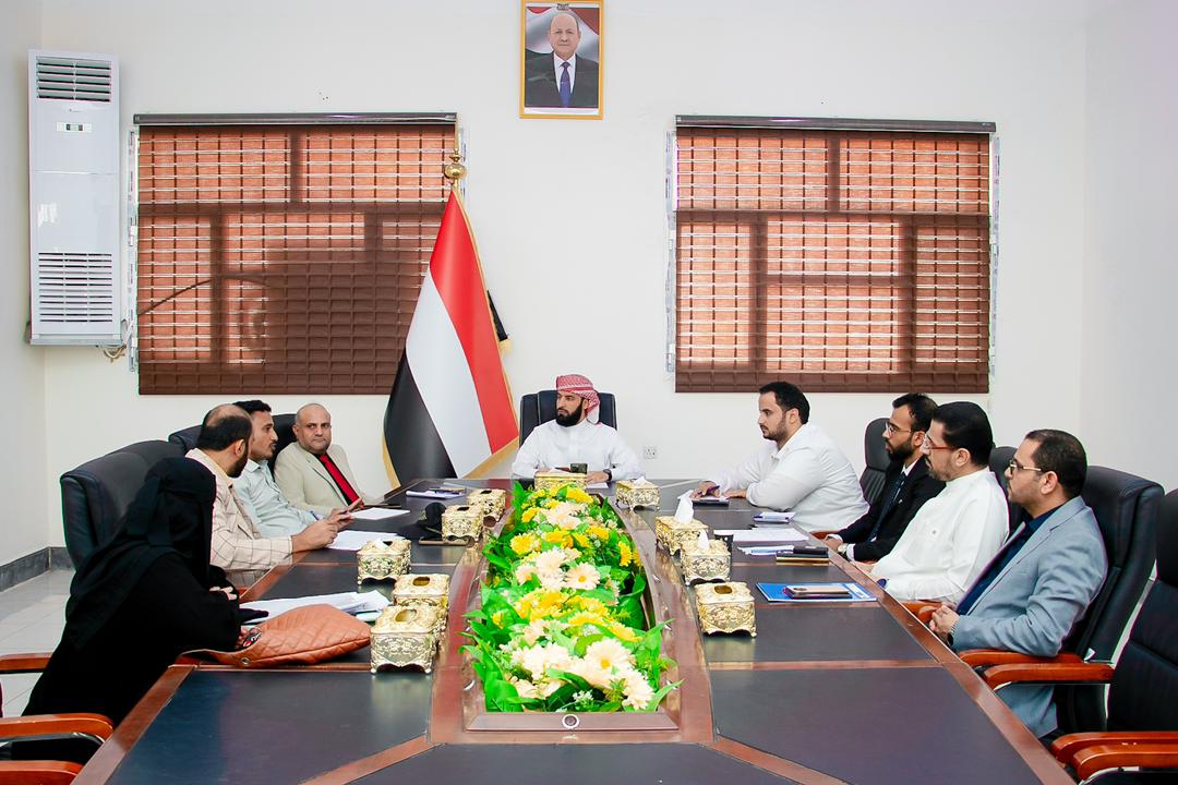 A meeting in Aden discusses the general framework of the draft governance guide for the Hajj and Umrah sector.