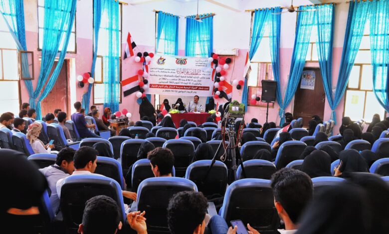 A seminar in Marib emphasizes the active role of women in achieving the September 26 and October 14 revolutions.